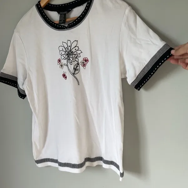 T & Company Vintage Embroidered T-Shirt Top Floral Print 100% Cotton Size Medium - Image 5