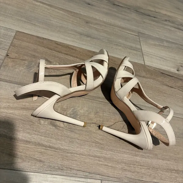 Daisy Fuentes Collin patent faux leather Strappy Stiletto Heel Shoe Beige‎ 6.5 - Image 5