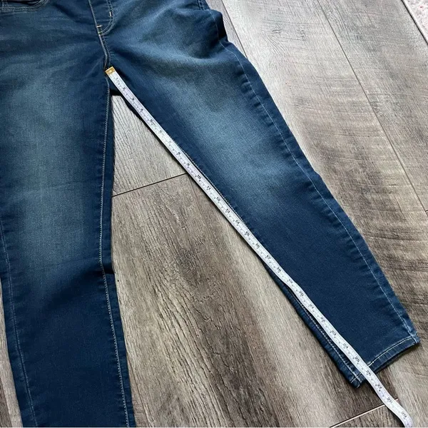 Signature by Levi Strauss Totally Shaping Pull On Skinny Jeans Size 6 Short - Image 9