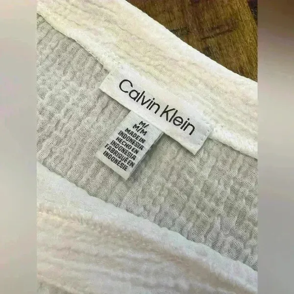 Calvin Klein women’s rolled cuff short sleeve top. Size Medium. - Image 6