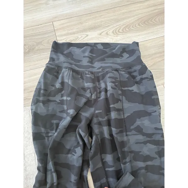 Athleta Salutation Camo Jogger Black Charcoal Grey Camouflage Pants Small - Image 2