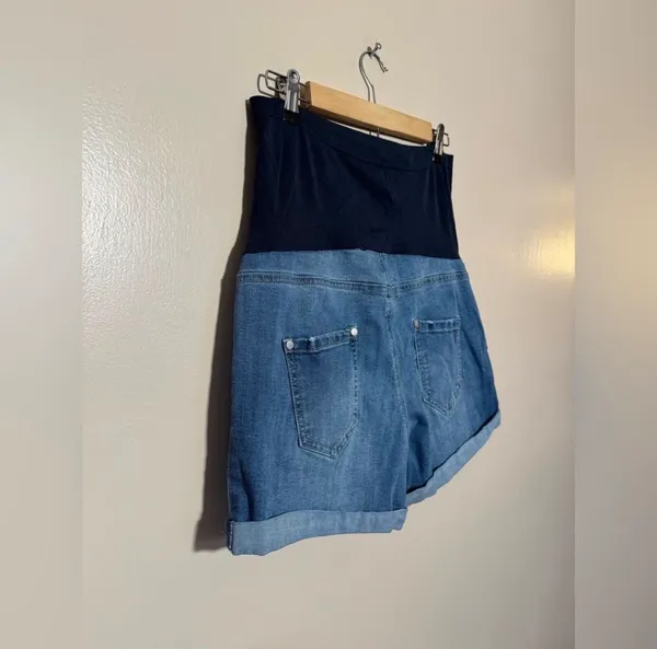 SALE! Time and Tru Maternity Full Panel Shorts Size M (8-10) EUC - Image 4