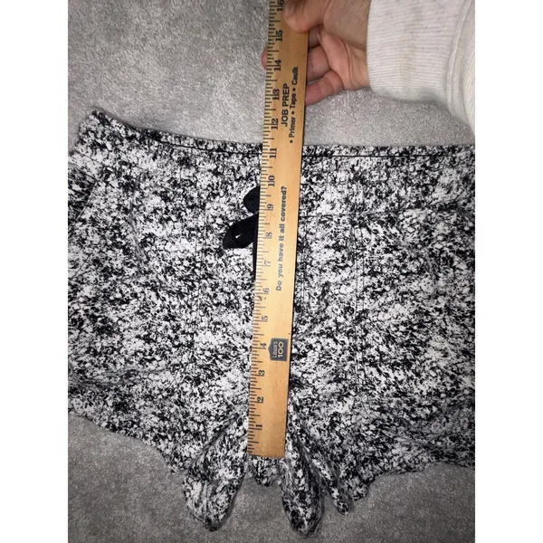 Athleta Farallon Shorts black and white size medium - Image 3