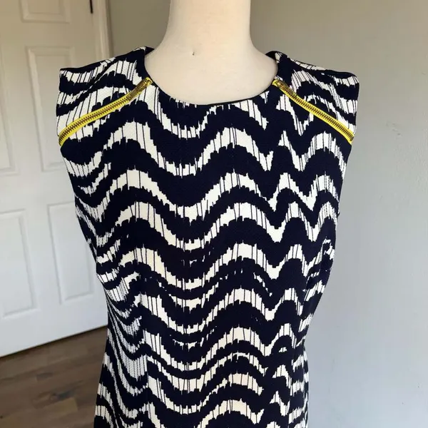 Madison Leigh Navy Blue White Chevron Print Sleeveless Sheath Dress - Image 9
