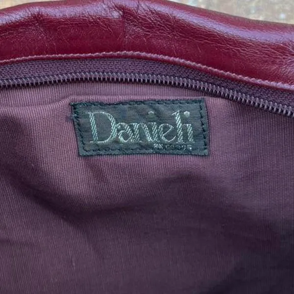 Vtg retro daneili Burgundy leather crossbody bag with gold hardware - Image 6