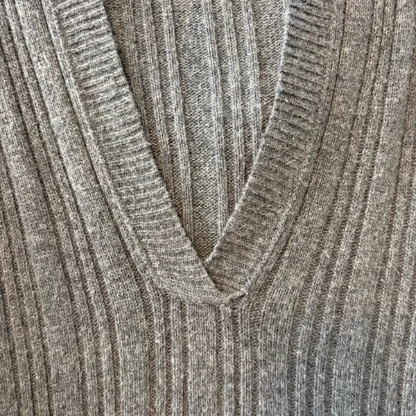 Hollister Y2K dark gray long sleeve hooded cable knit deep v-neck sweater small - Image 4