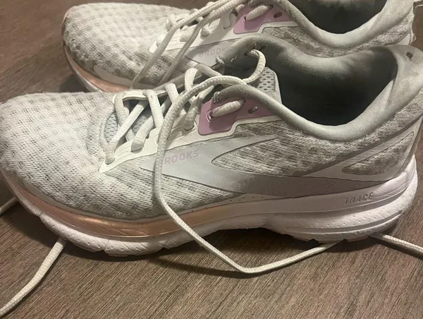 Brooks Women's White and Light Pink Athletic Shoes - Image 5