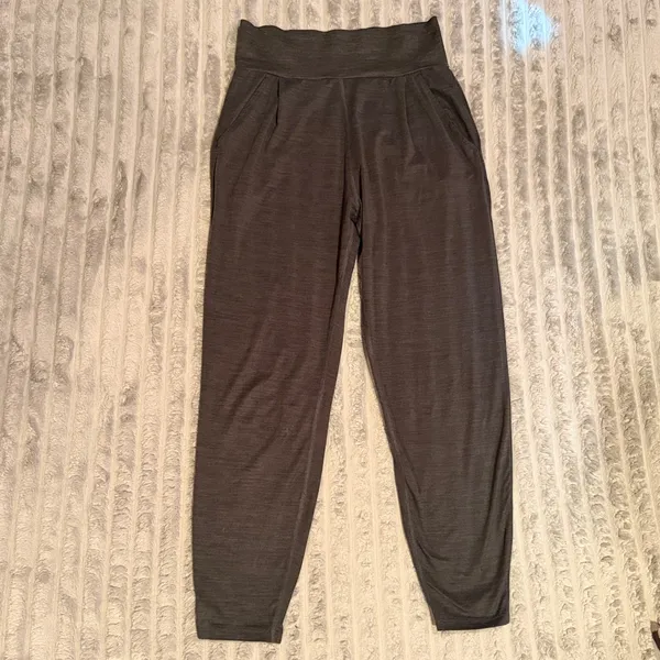 Vuori Womens High Rise Joggers Charcoal Heather Grey Performance Pants Pockets - Image 2
