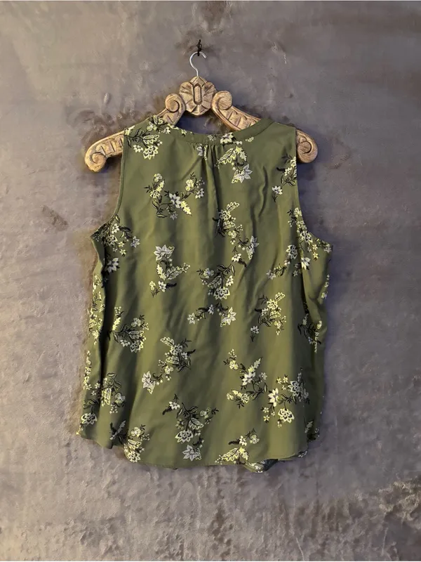 croft & barrow Olive Green V-Neck Floral Sleeveless Top Women’s Size M - Image 2