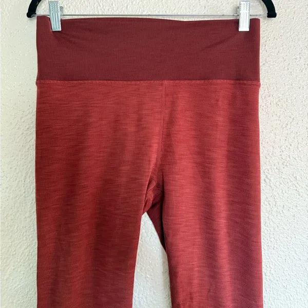 Vuori Lux Rib Studio Leggings Currant Heather burnt red color size large - Image 6