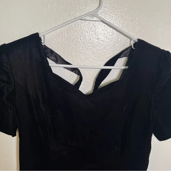 Vintage Maggy London Women's Size 8 Velvet Midi Dress Black Short Sleeve Slit - Image 6