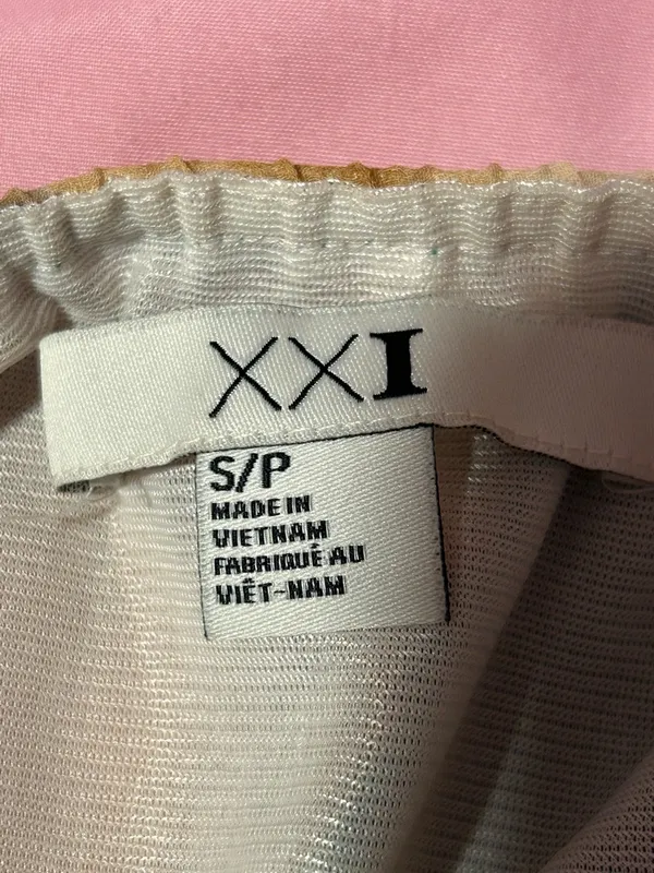 Forever 21 Cream Top with Pink Background Accent - Image 3