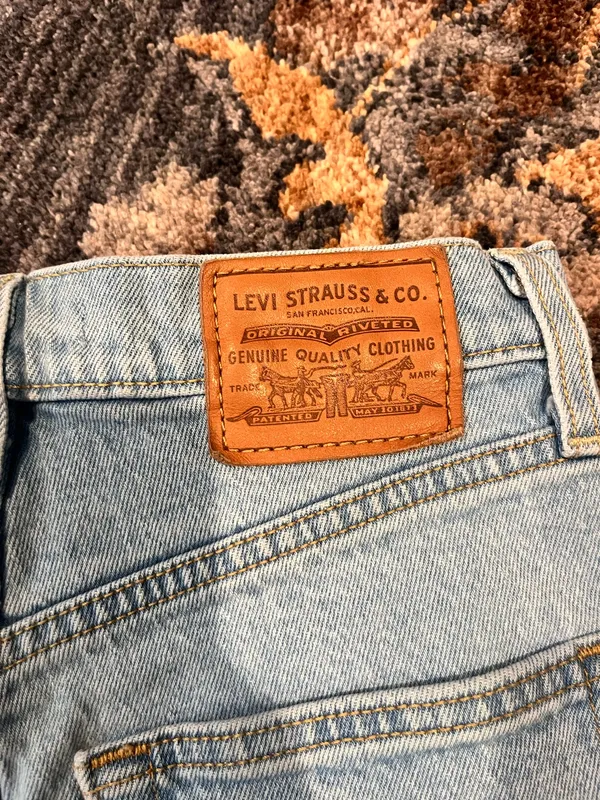 Women’s Levi’s ribcage distressed Jean shorts - Image 3