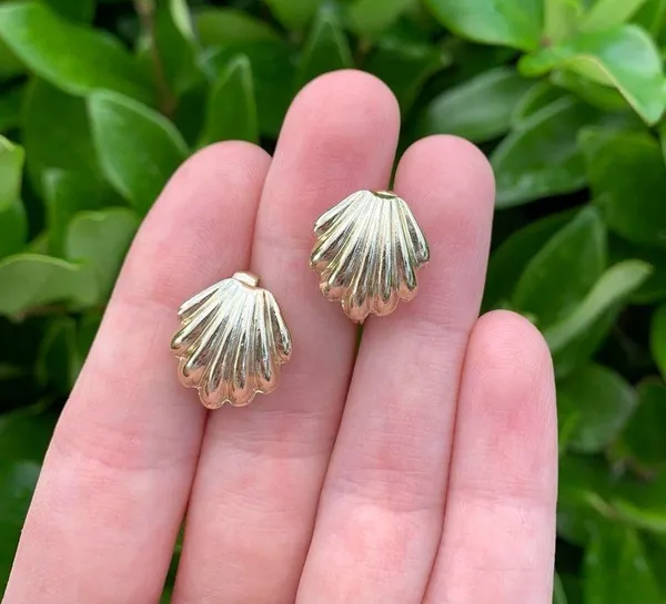 Vintage Gold Color Shell Shaped Clip-On Earrings - Image 3