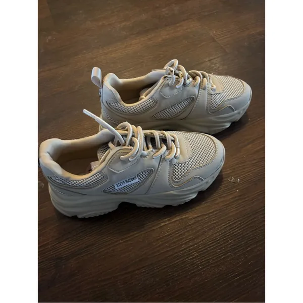 Steve Madden Possession platform sneakers in a beige or bone color - Image 3