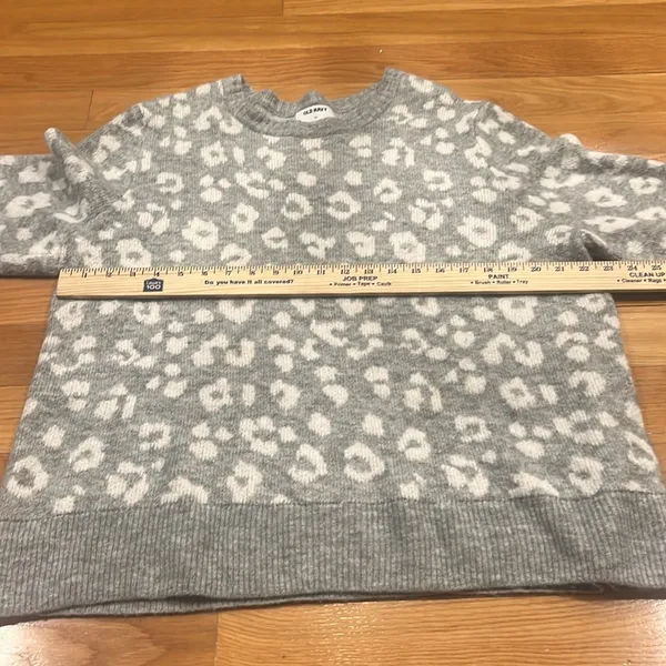 Old Navy women’s gray/ white animal print sweater size XXlarge. - Image 4