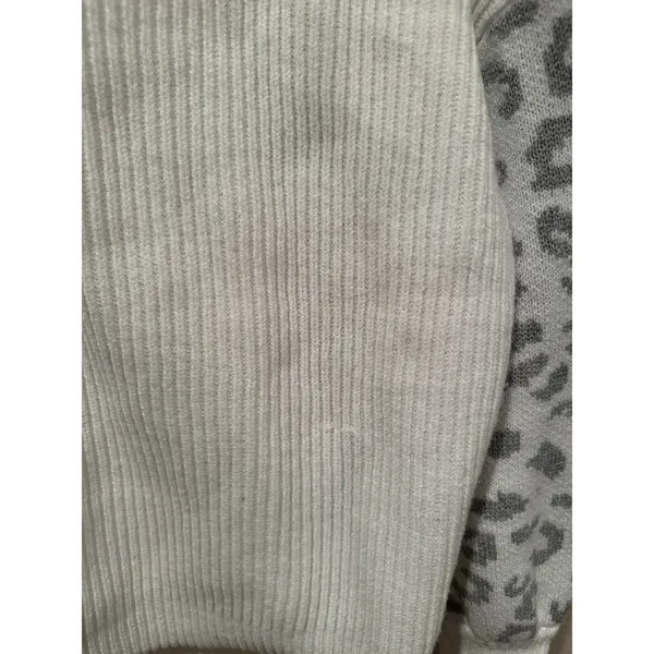 Shein White V-Neck sweater w cheetah print sleeves sz XL - Image 4