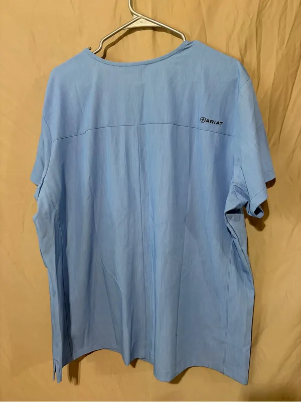 Ariat scrub top - Image 3