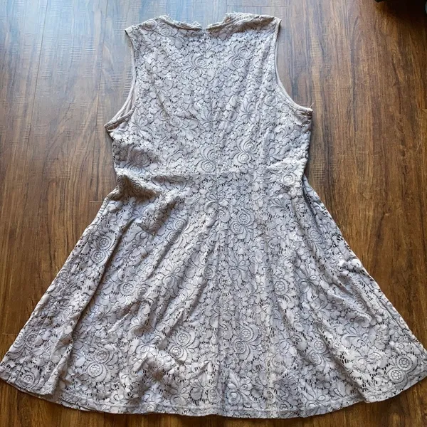 H & M lined lace dress size‎ large - Image 4