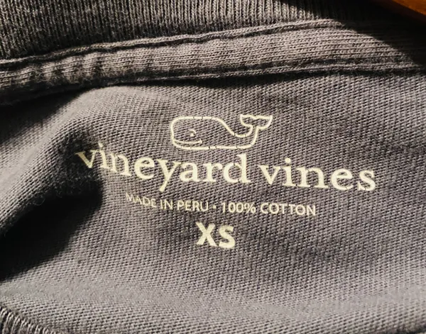 Vineyard Vines women's T-shirt 26 length x 18 width - Image 6