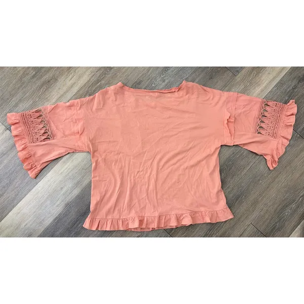 Anthro Tiny Sonoma Coral Boho Blouse XL Crochet Lace Ruffle Sleeve Peplum Top - Image 4
