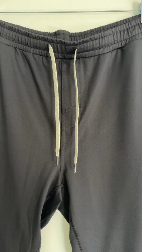 Vuori Large Ponto Performance Joggers in Black - Image 7