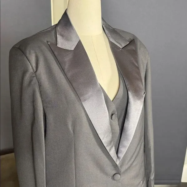 Women’s Gray Slim Fit 3 Piece Formal Tuxedo Suit Satin Peak Lapel Size XL NWT - Image 4