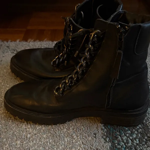Zara Black Ankle Boots with Chain Accents - Image 10
