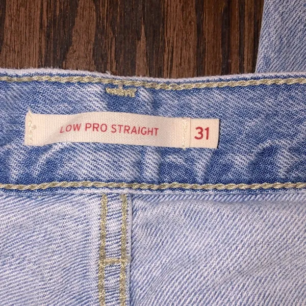LEVIS low pro straight jeans size 31 - Image 4