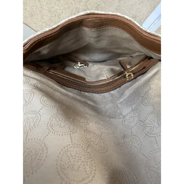 Michael Kors White Jet Set Item Signature Medium Tassel Flip Top Shoulder Bag - Image 9