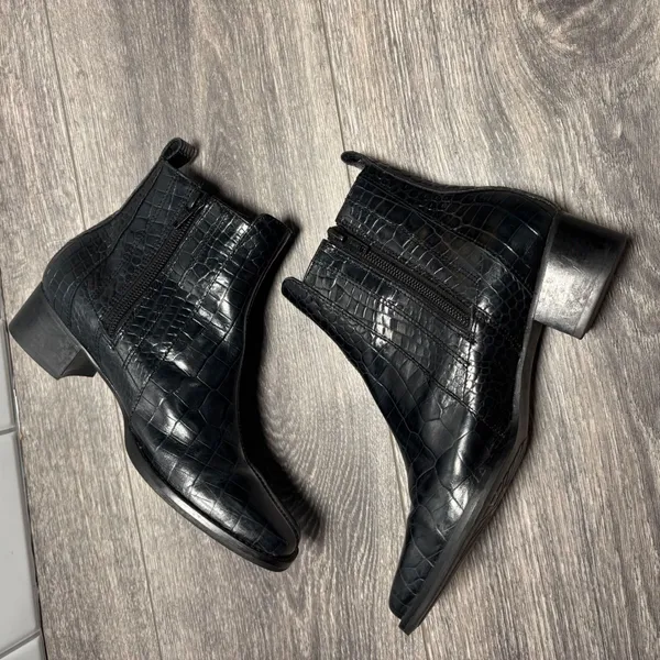 Trotters Black Croc Embossed Booties Square Toe Side‎ Zip Block Heel Size 5M - Image 2