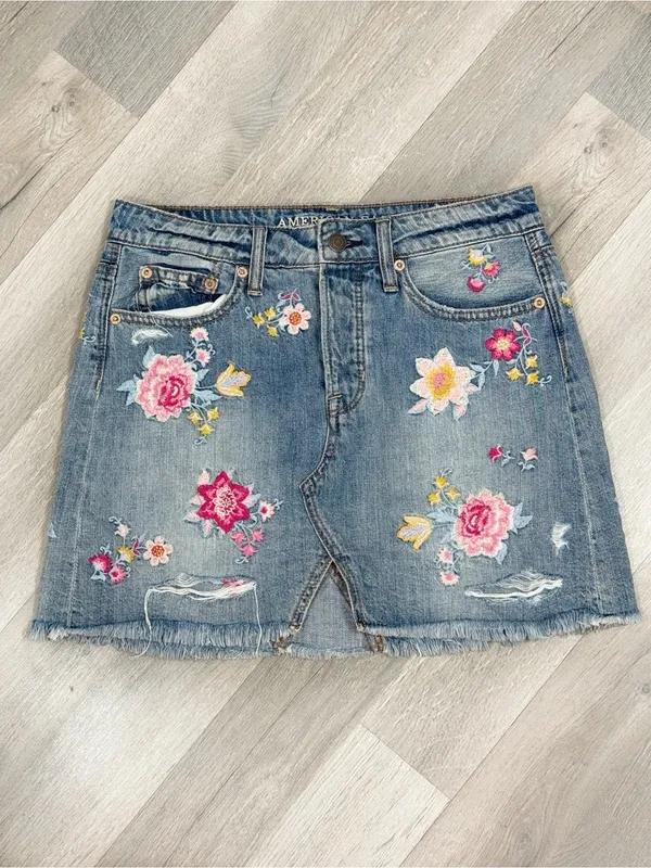 American Eagle Boho Floral Embroidered Distressed Denim Jean‎ Mini Skirt Blue 2 - Image 3