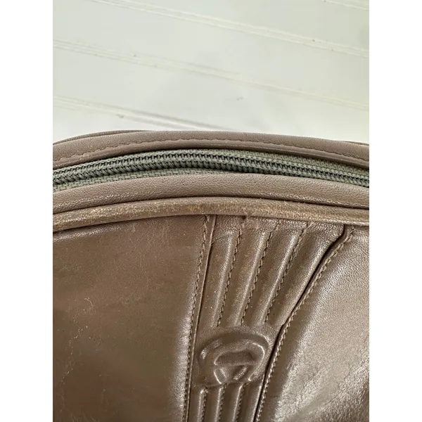 Vintage Etienne Aigner Crossbody Small Bag Purse Taupe Leather‎ Logo Zip Earthy - Image 3