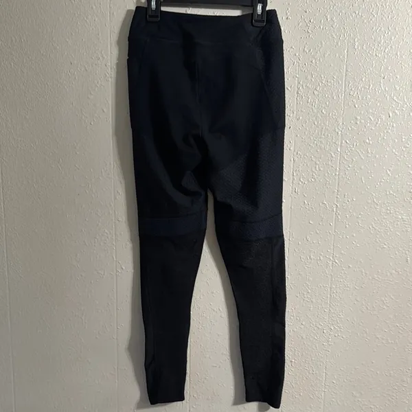 Gymshark Black Leggings Sleek Athletic Wear - Image 7
