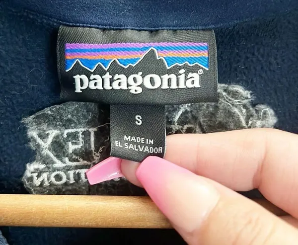 Patagonia Women's Navy Blue Quarter Zip Fleece - Image 5