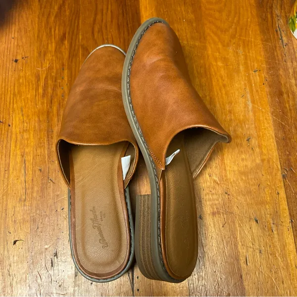 Universal Threads NWOT Tan Slip-On Mules Maura Style - Image 2