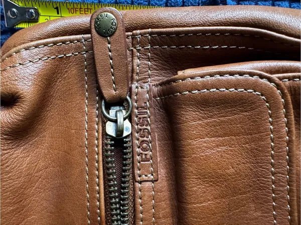 Vintage Fossil shoulder bag features a rich, warm tan leather - Image 3