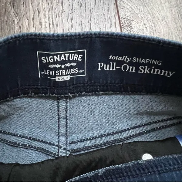 Signature by Levi Strauss Totally Shaping Pull On Skinny Jeans Size 6 Short - Image 10