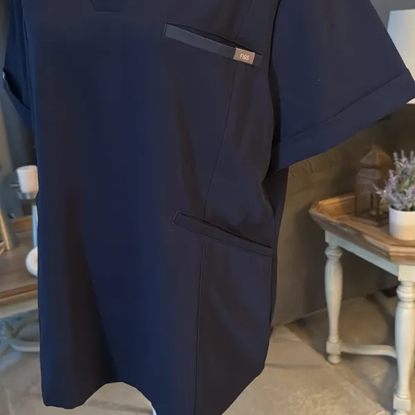 FIGS Zinga 3 pocket tapered fit scrub top - Image 4
