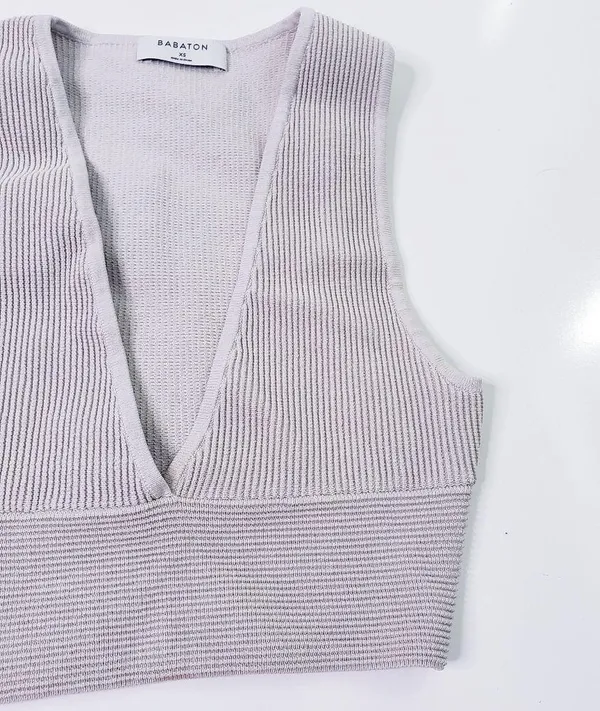 Aritzia Babaton Sculpt Knit Deep V-Neck Cropped Top - Image 3