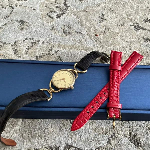 Women’s GUCCI lovely wrist watch❤️💛🖤 - Image 2