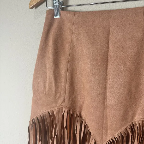 New NWT Relish NoLess Fringe Faux Suede Mini Skirt Size Medium - Image 4