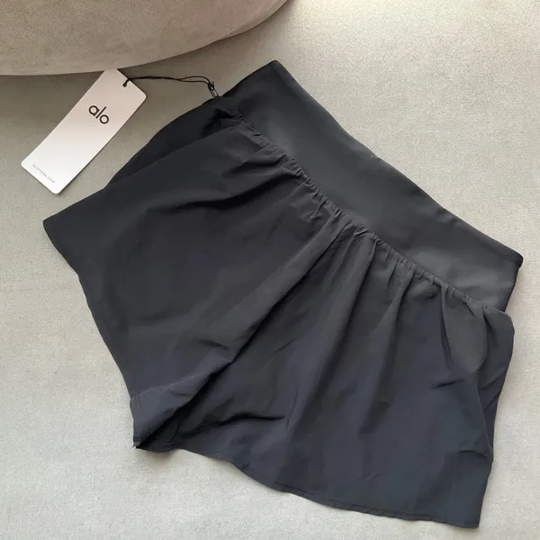 Alo Yoga V-Cute Running Short Black M - Image 5