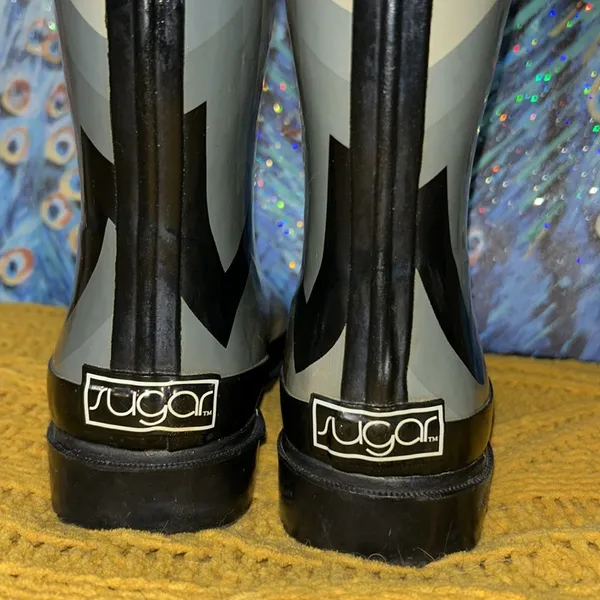 Sugar Size 8 Gray Chevron Print Rainboots - Image 6