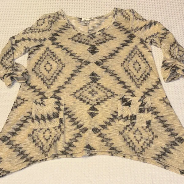 JohnPaulRichard M Southwest Boho Geometric Sweater Tan Gray Tunic Sharkbite Hem - Image 12