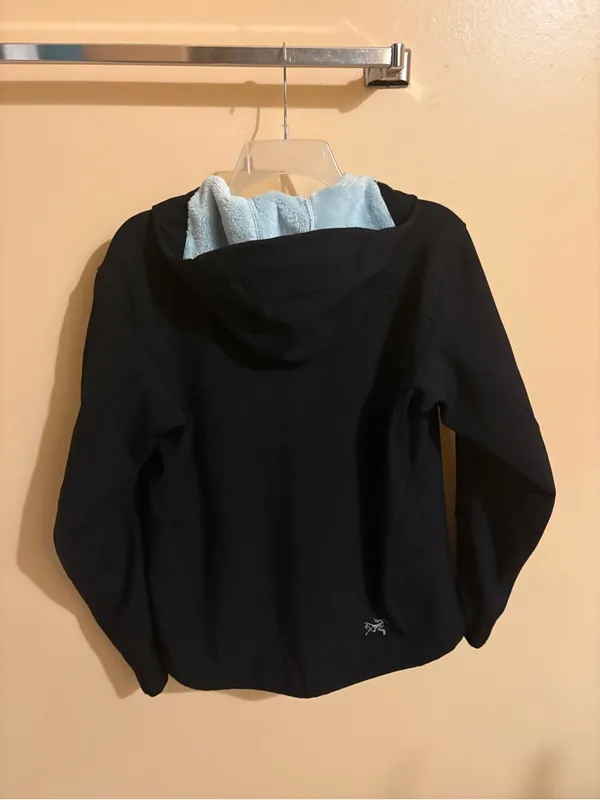 Arc’Teryx Hyllus Hooded Softshell Jacket in Black & Light Blue - Image 3