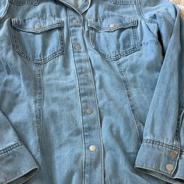 Universal Threads NWOT Light Wash Denim Button-Up Shirt - Image 4
