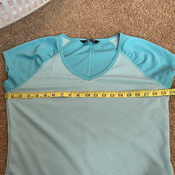 North Face Women's Light Blue V-Neck Top Size Large - Image 6