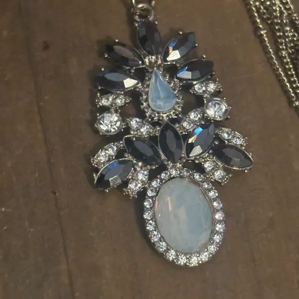 Multi strand gold tone rhinestone and pendant necklace - Image 4
