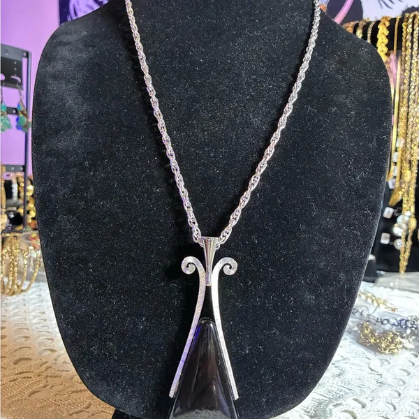 1970's Signed Avon Long Teardrop Pendant Necklace Black & Silver Tone 24" Chain - Image 6